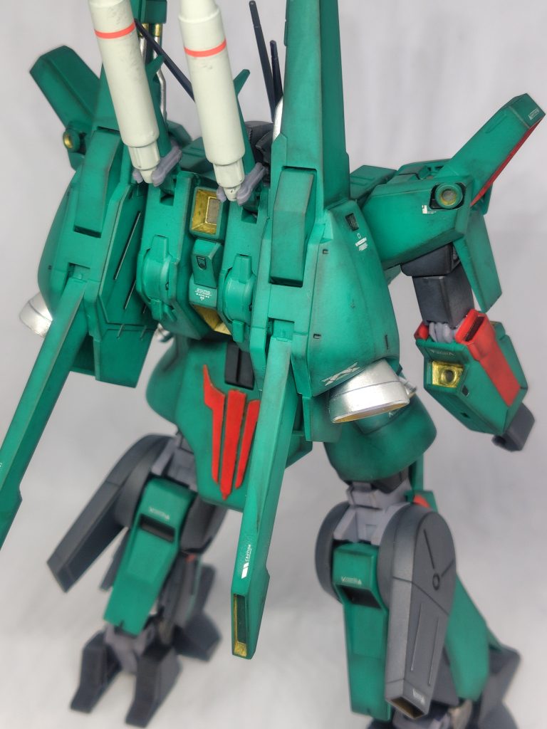 リアアーマーの赤い模様もガンダムレッドでマーカー塗装。