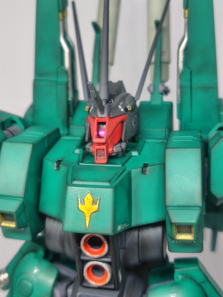 モノアイはオールマイティモノアイ化。胸のエンブレムはホビーマーカーのゴールドの上にガンマカのイエローゴールドを重ねてます。