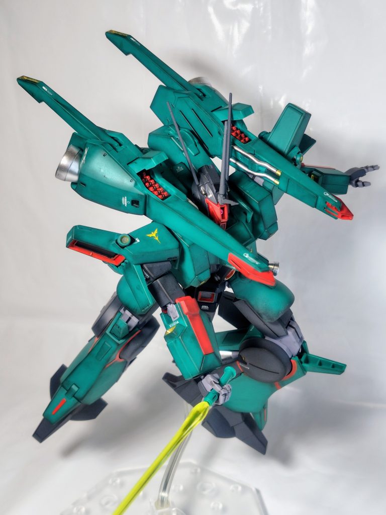 意外にも可動は良く、最新のガルスJよりずっと動きます(gundam-kao2)ただ何をするにも細い頭部アンテナが折れそうで怖いです。頭部バルカン、背部ビームランチャーのケーブル、肩のケーブルなどゴールドとシルバーでマーカー塗装。