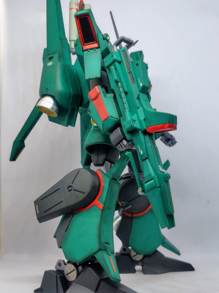足首の丸い関節部はガンメタ。