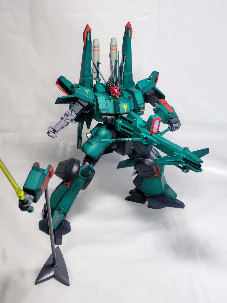 メガランチャーの砲口はガンメタ。センサー部はキラキラシールを自作。前腕とメガランチャー、太腿、肩の合わせ目は段落ち化。