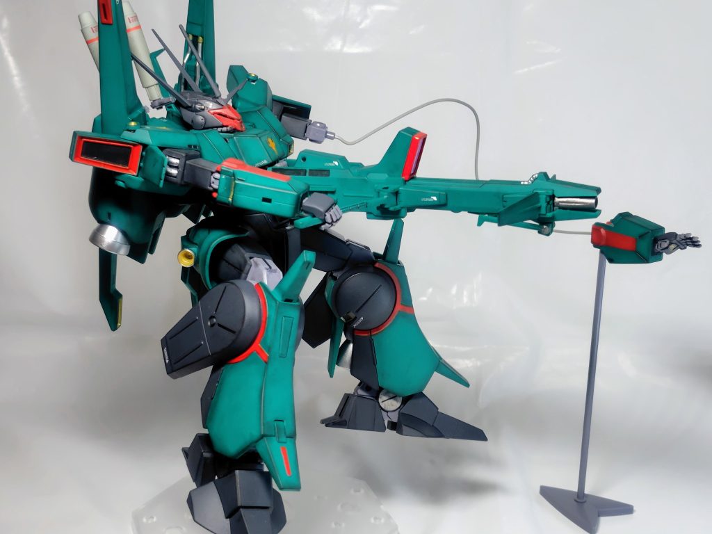 箱絵風。ビームハンドのスタンドはバランス悪くほぼ立ちません(zaku-kao4)対艦ミサイルはアクセントになるようにガルグレーで塗装して赤ラインのデカールを貼りました。見えませんがビームハンドの砲口はゴールド。
