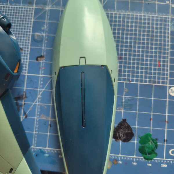 お早うございます。今週末は、手持ちのデカールからアルファベットノ大きなのを貼ろうと思うも、検討するも悩むだけで貼れず。。。ABEMAでいつか無料になったら見ようと思ってたアニメシリーズが、ちょうど1週間ほど無料だっので、そちらを観る始末です。。。シールドとか羽とか脚の外側とかにデカデカと縁取りのアルファベット貼りたいけど😣センスが。。。（1枚目）