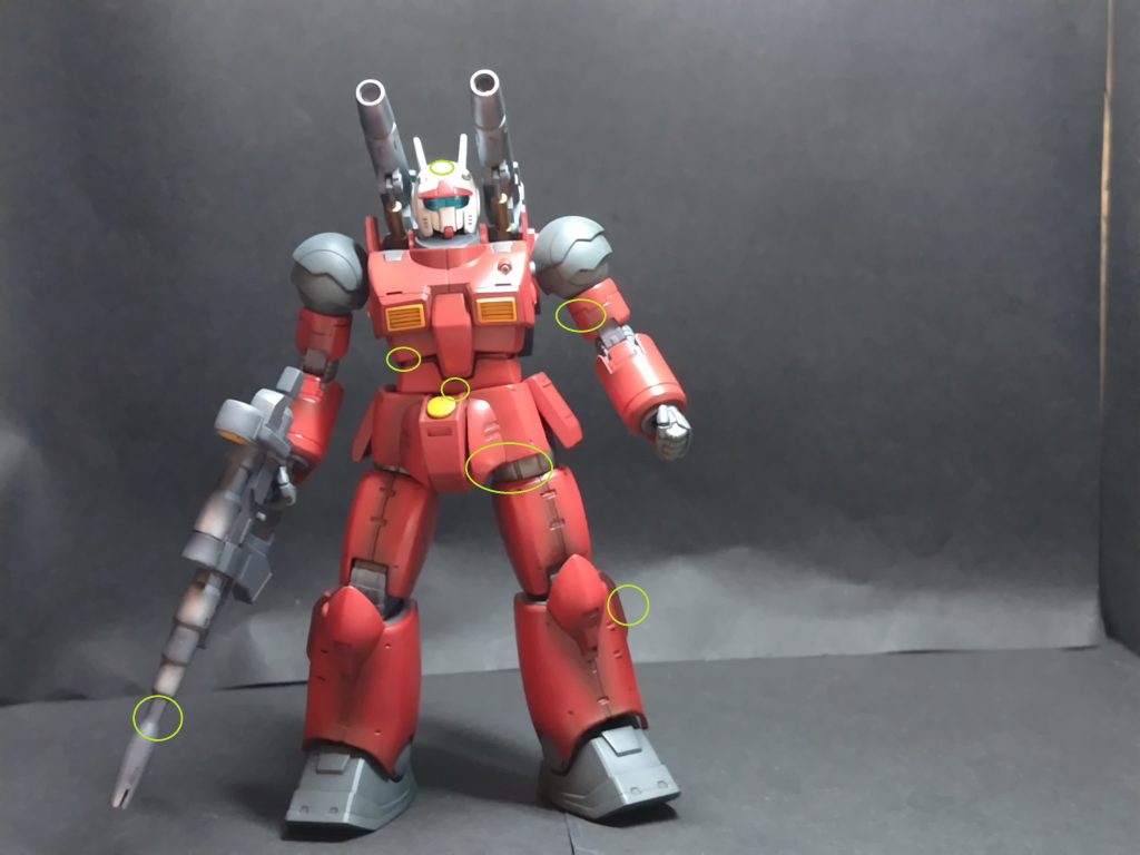 【フロントショット】頭頂部を削り込み、丸みをつけアニメ版に近づけています。オリジン版てちょっと長細い気がするんですよね…上腕部はスジボリ追加各部分プラ板で延長しています。分かりにくいですがビームライフル部分も延長しています。 