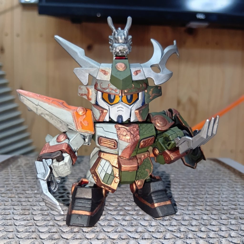 龍バージョン。カラーのイメージはフルアーマーガンダム。色塗りしてたら、大昔に作った殺駆頭を思い出しました。色的に時隠の国に潜入してる感じ？頭の龍は、上杉謙信頑駄無で余っていた武者精太の兜に付ける龍です。農丸の兜を切って無理くり挟んでます。