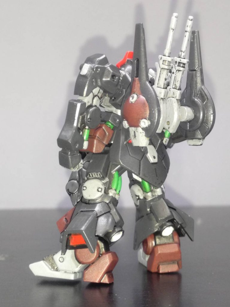 正直、最新に近い(拙作の百式やトールギス)物よりも製作がしやすく、色塗りの順番が分かりやすかったでしたので、あまり苦労は有りませんでした。