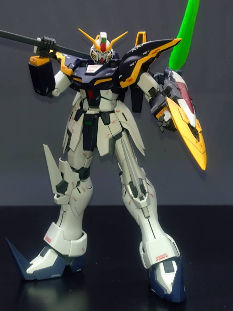 肩アーマーが上からのはめ込みになっているので、肩を持って動かそうとすると肩アーマーが外れます。また、指のはめ込み構造の都合上、ビーム刃を下向きにして構えられないのが唯一の欠点かも?サンドロックはどちらからでも握れるので、そのあたりが改修されているのかも知れませんね。