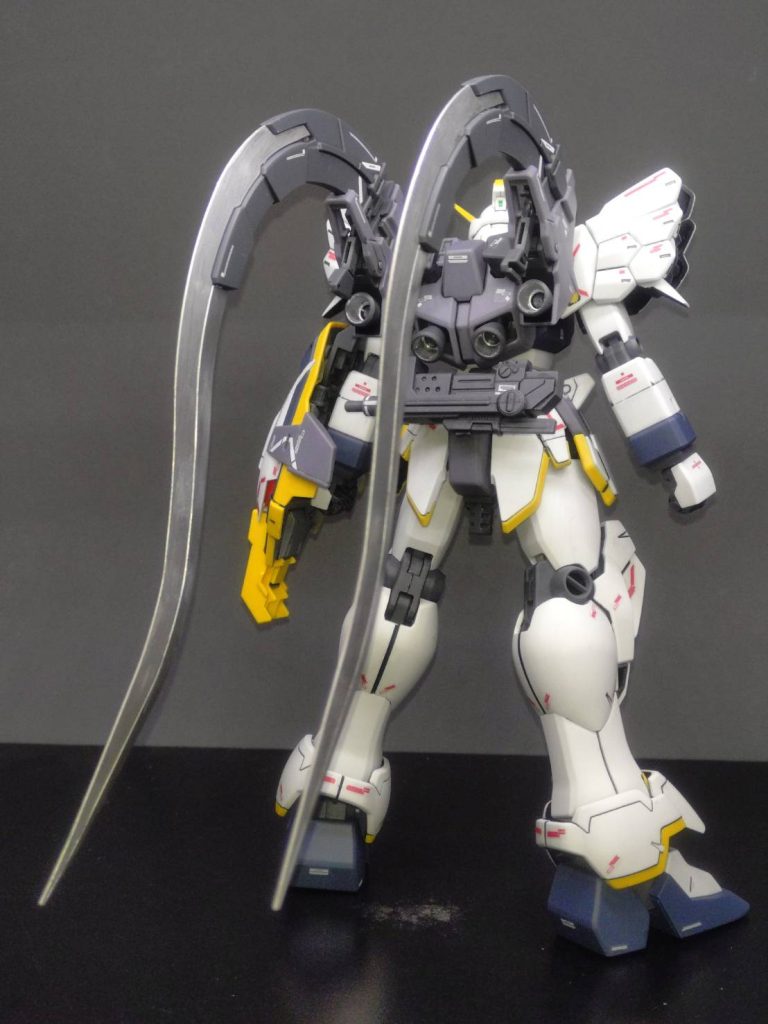 ヒートショーテルが独特のシルエットを出しています。刃の部分の成形色の銀ラメが受け入れられなかったので、この部分はシルバー+光沢トップコート処理しています。…あ、台座との接続パーツが付いたまんまだったわ(笑)