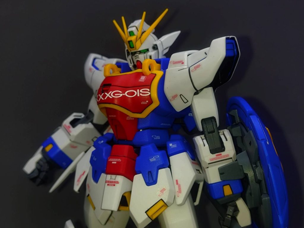 目とカメラアイは蛍光グリーン塗装です。