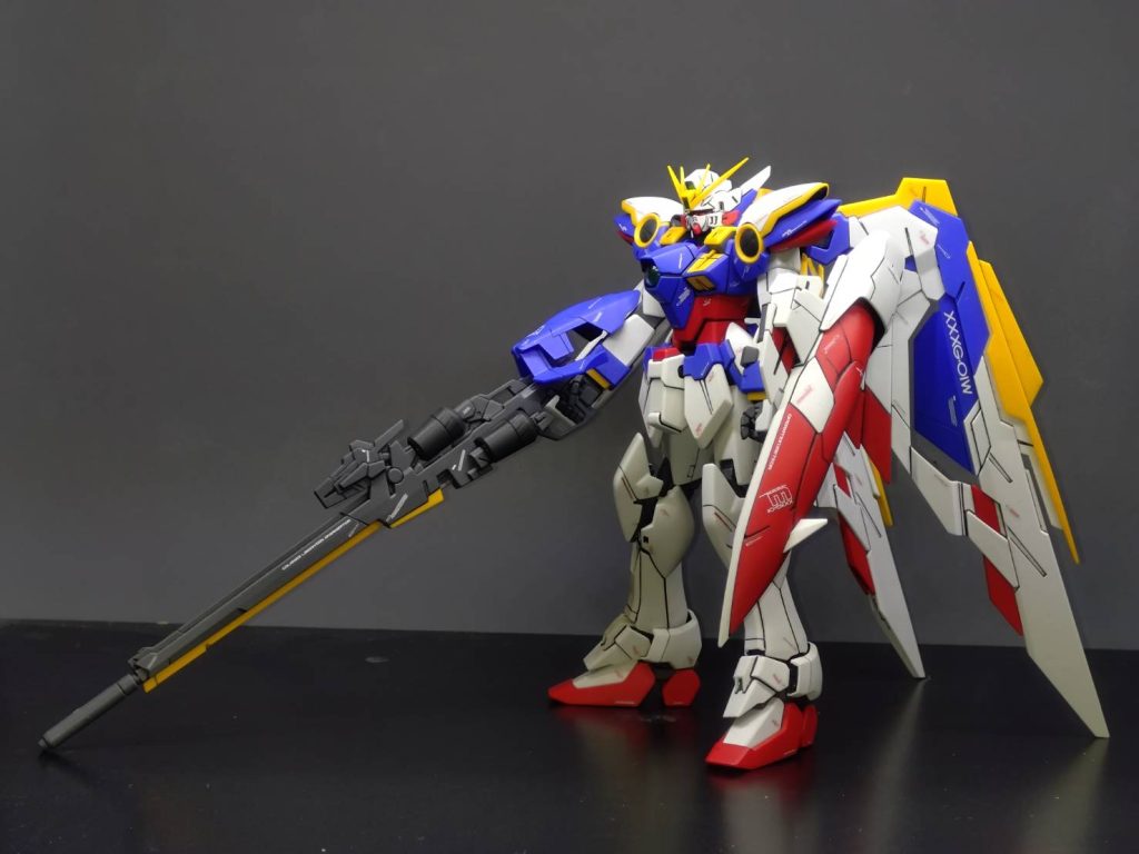 大型のバスターライフルと大きなウイングが目を引くデザインですね。アニメ版も大きかったですが更に凄い事になってるな…w最初に作った機体ですが、他の機体同様、一部塗装、影塗り、スミ入れ、シール、つや消しトップコート仕上げとなっております。