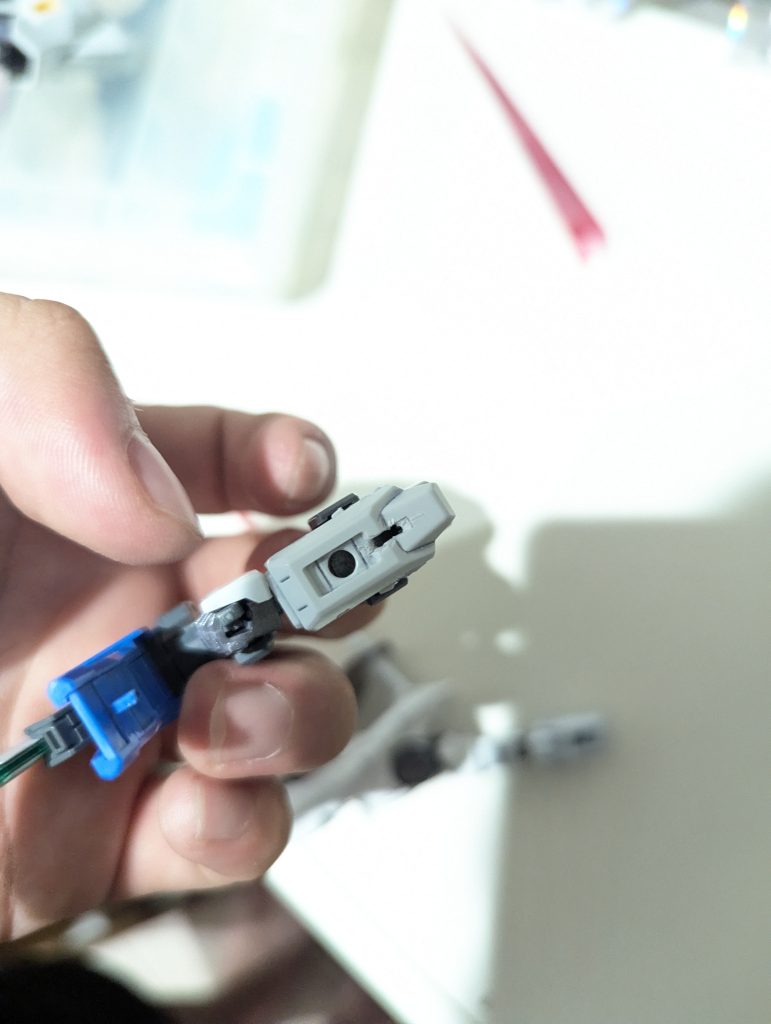 GNソードⅢはRGなので左腕を削ってぶっ刺します。