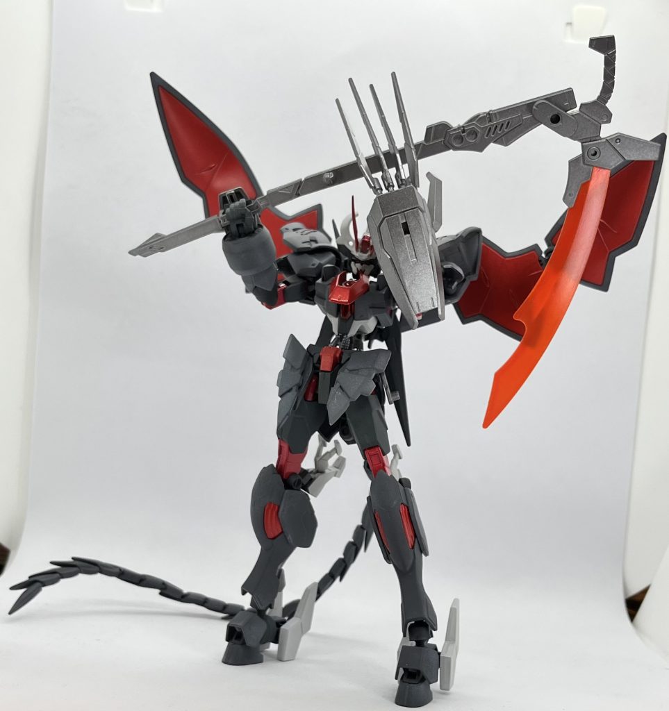 メイン武装は巨大な実態鎌、シュバルツサイズ。高出力エネルギー砲とGNソードを接続し形成することでの絶大な切断力を誇り、防御はほぼ不可能 左手には大型クロー　ホライズンクローを装備。指の一つ一つがビームガンでもあり、ファングとして射出も可能な遠近両用の装備 尻尾にヒートロッドを搭載し搦め手としての効果が大きい