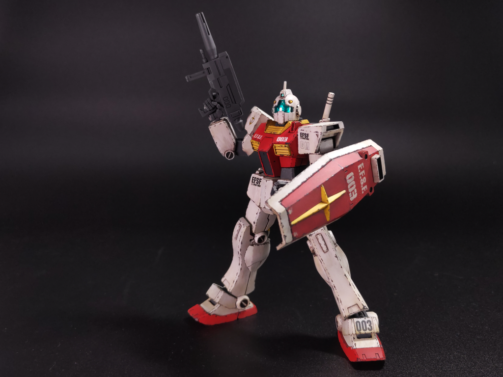 撮影のためにポーズをとるジム。