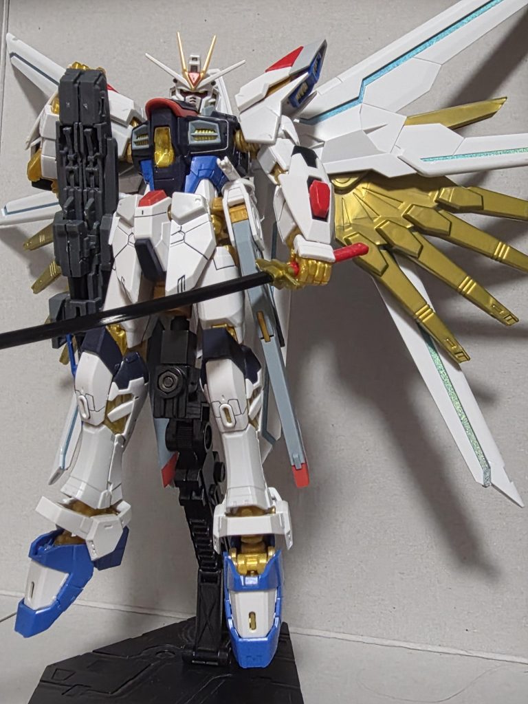 RGのアレンジはそのままでビームサーベルラックはやっつけですw肩は渾身のカッコ良さ。プラウドディフェンダーはピンクではなく青にしました。#マイティーストライクフリーダム 