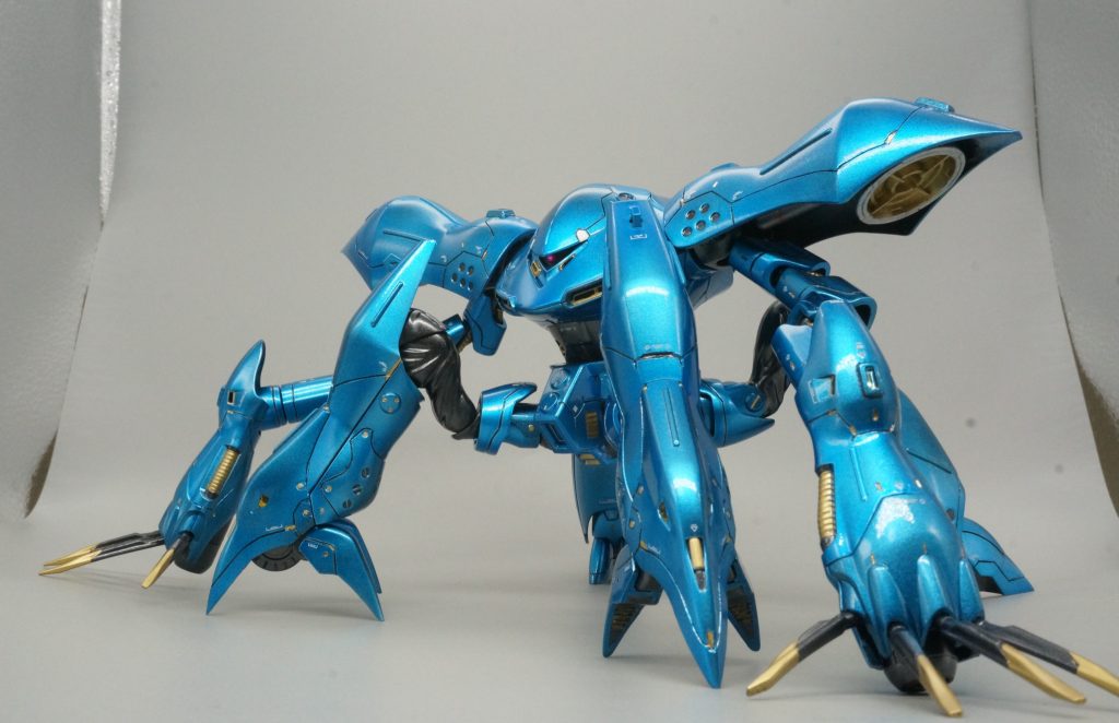 HGハイゴッグとMODEROIDクラブマンハイレッグのミキシングです。サイズ感ピッタリでくっつけるだけなら腰回りの加工だけで済んでしまいます。足回りの部品が余るのでお残しを少なくするべく、足の裏部品を肩に仕込んだり、アーマー部品を足にくっつけたりと、ところどころ加工しています。