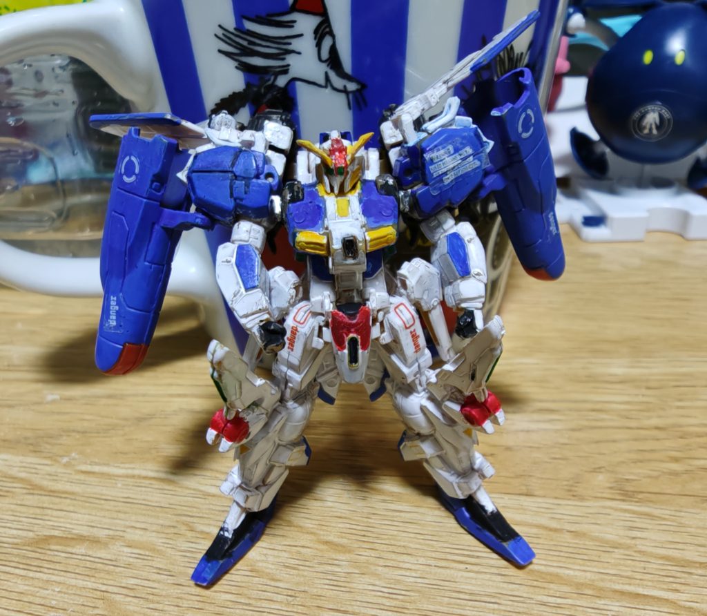 さらに山田化学さんのディスプレイベース用シールで、ちょっと盛ってみました。バーニアの中も貼るのは中々大変だった…。肩に貼るとセンチネルぽくなる気がします