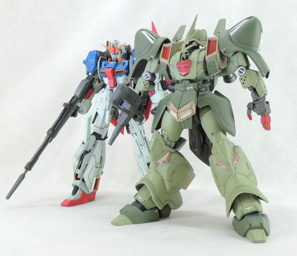 以前製作したZガンダムとのショットです。このZガンダムは、ライトニングZガンダムとRGゼータガンダムのミキシングビルドで製作しました。