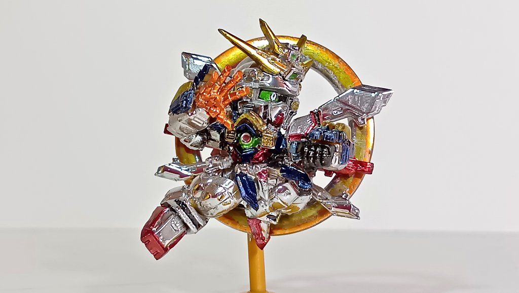 瞳を描き足して全身をクロームマーカーで塗った後、リアルタッチマーカーで塗装しました