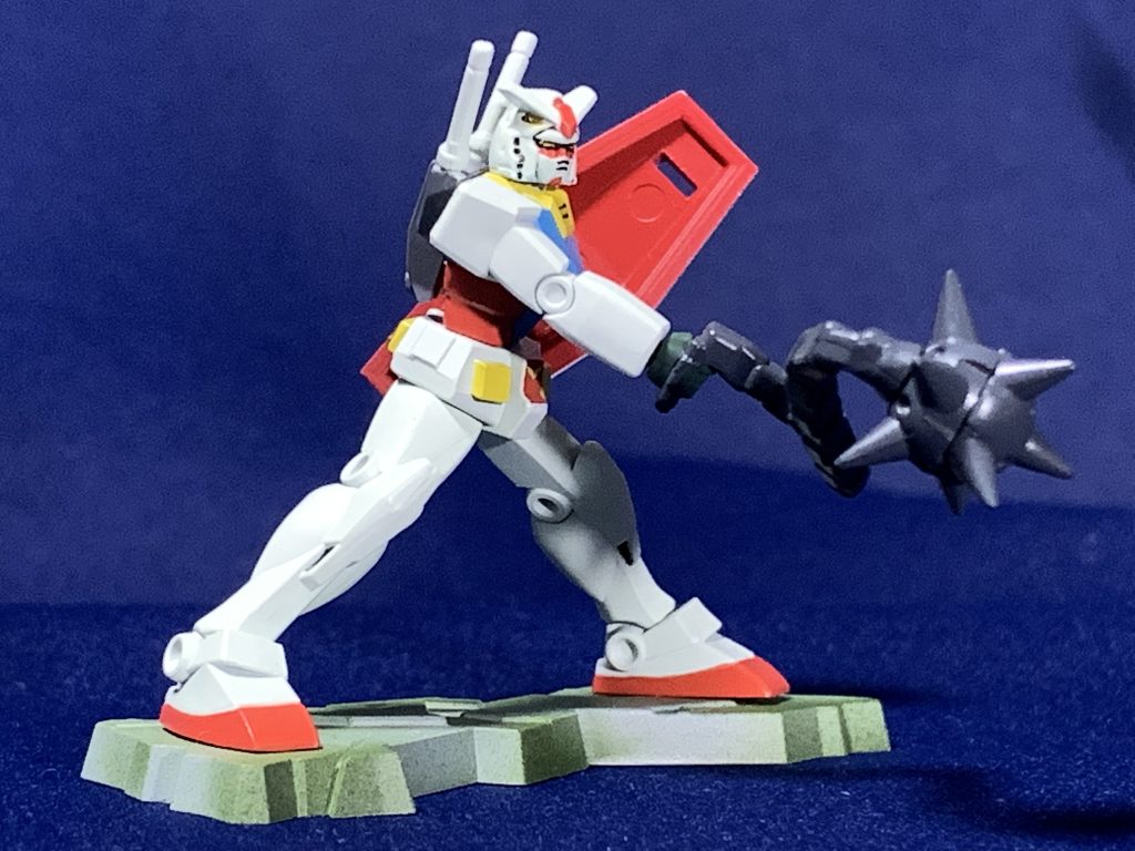 別角度から。ハンマーのスタンドは無くても自立します。アニメ設定に基づいて、シールドの裏は赤で塗装しました。