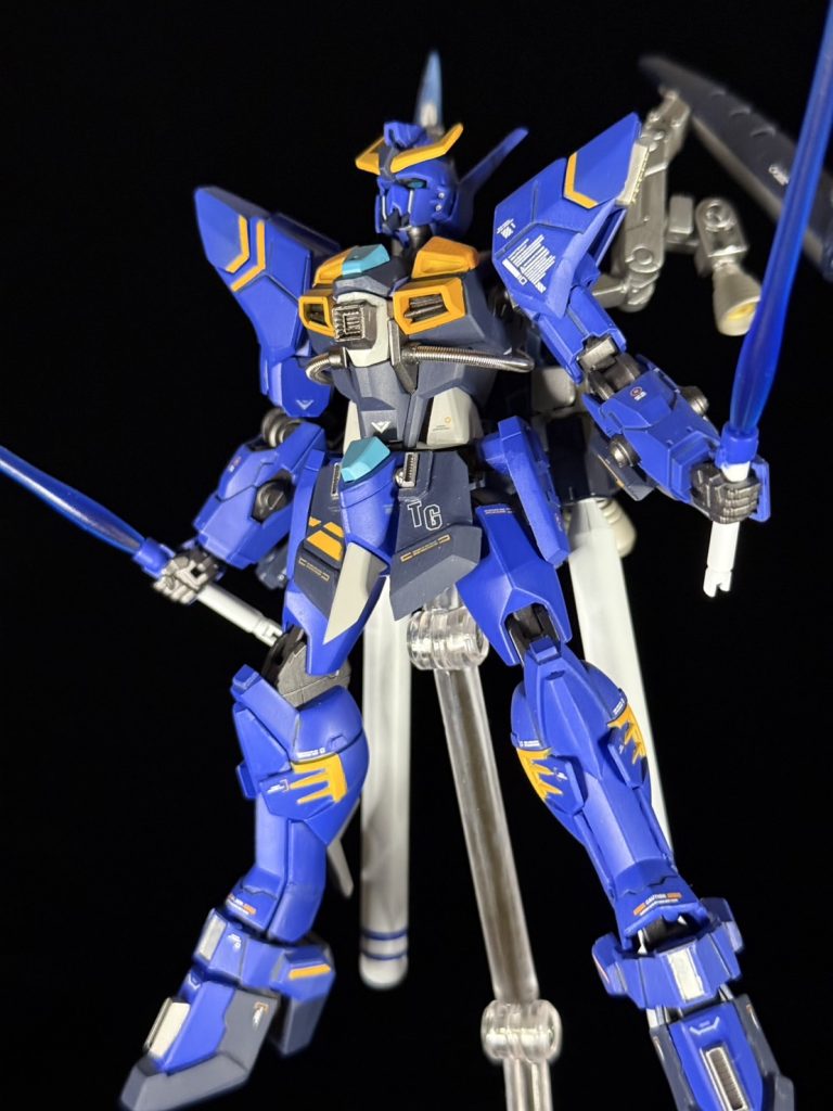 ビームサーベル。トルネードガンダムのビームサーベルは本来腰部についているんですが、そのまま流用すると腕の稼働範囲に支障が出るので腰後部に移動させました。サーベルカラーは迷ったんですが1P側CPUの青色にしました。