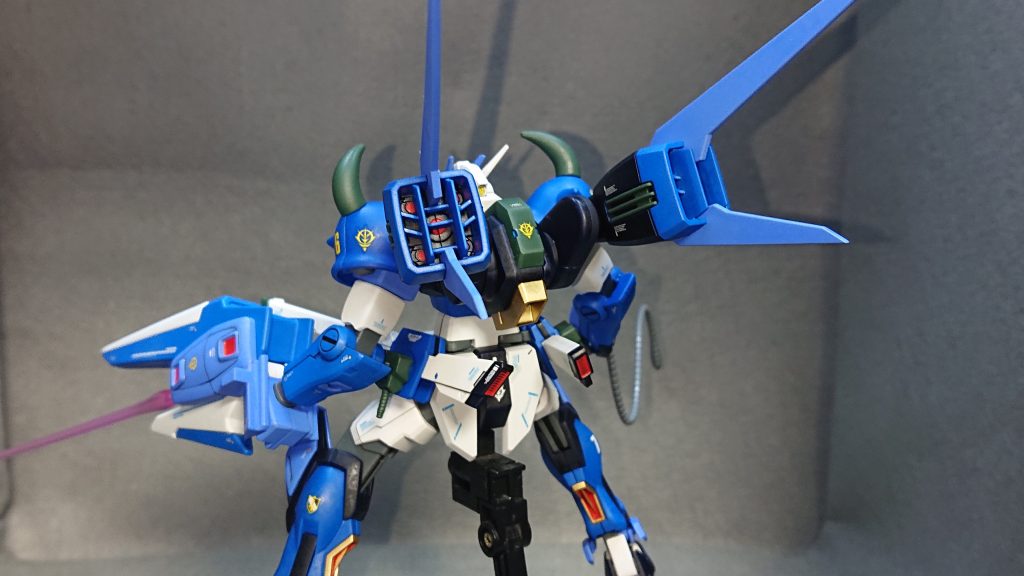 部分塗装にタミヤのエナメル塗料・ブラック・ロイヤルブルー・メタリックブルー・フラットレッドセンサー部分にはMr.メタリックカラーGX・メタルイエロー