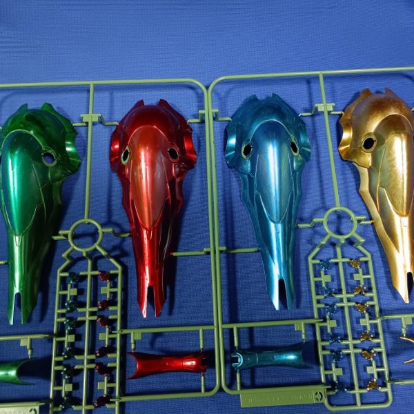 例の子を手に入れたので、色塗り開始。さんざん悩んだ結果、色を決められず、色々塗りました！例の子＝ガンダムメタリックマーカーセット2　　　＝メタリックピンク＋メタリックオレンジ！ 色塗りの参考に、Hi-ν_3連星を色合いの参考にしたので、パシャリ。（1枚目）