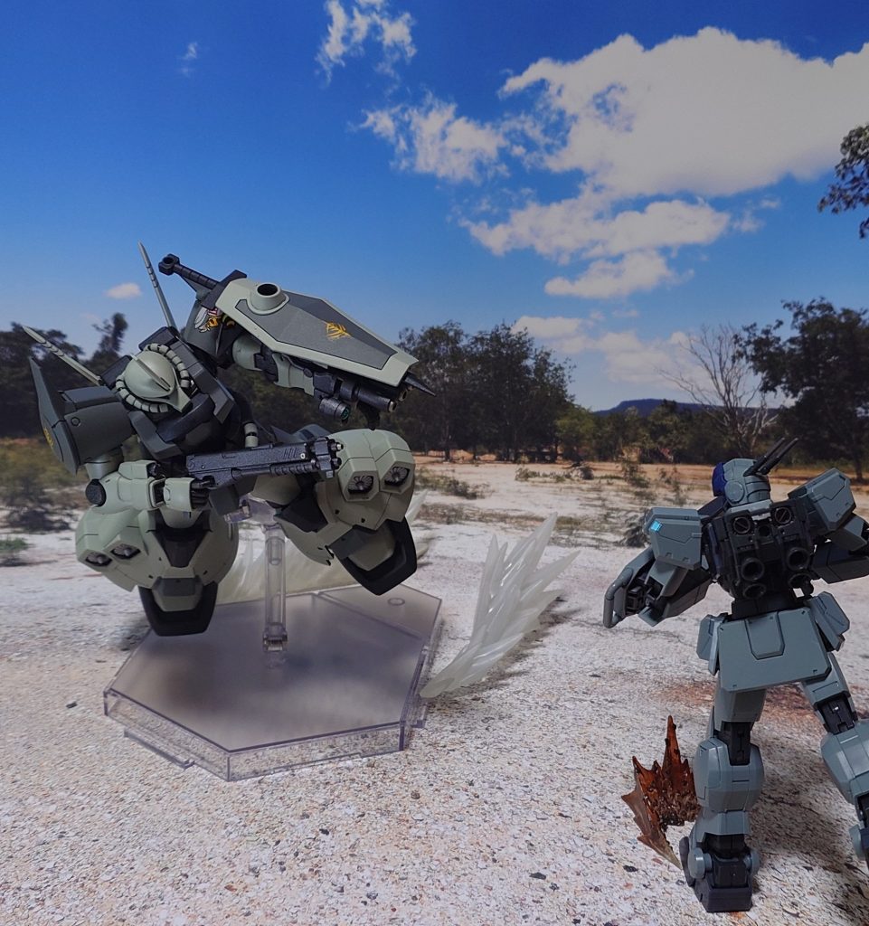 “なんて硬さだ、向こうの奴も仕留めきれていない!”ガトリングシールドは潰されたが、まだ武器はある。