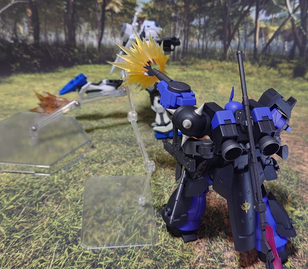 “ちょこまかと避けやがって！”