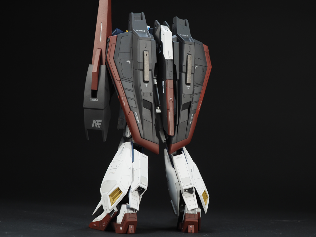 ホワイト部分はニュートラルグレー1と2のパネル塗り分け。ブラックは5と4.5(半々で混色)のパネル塗り分けです。