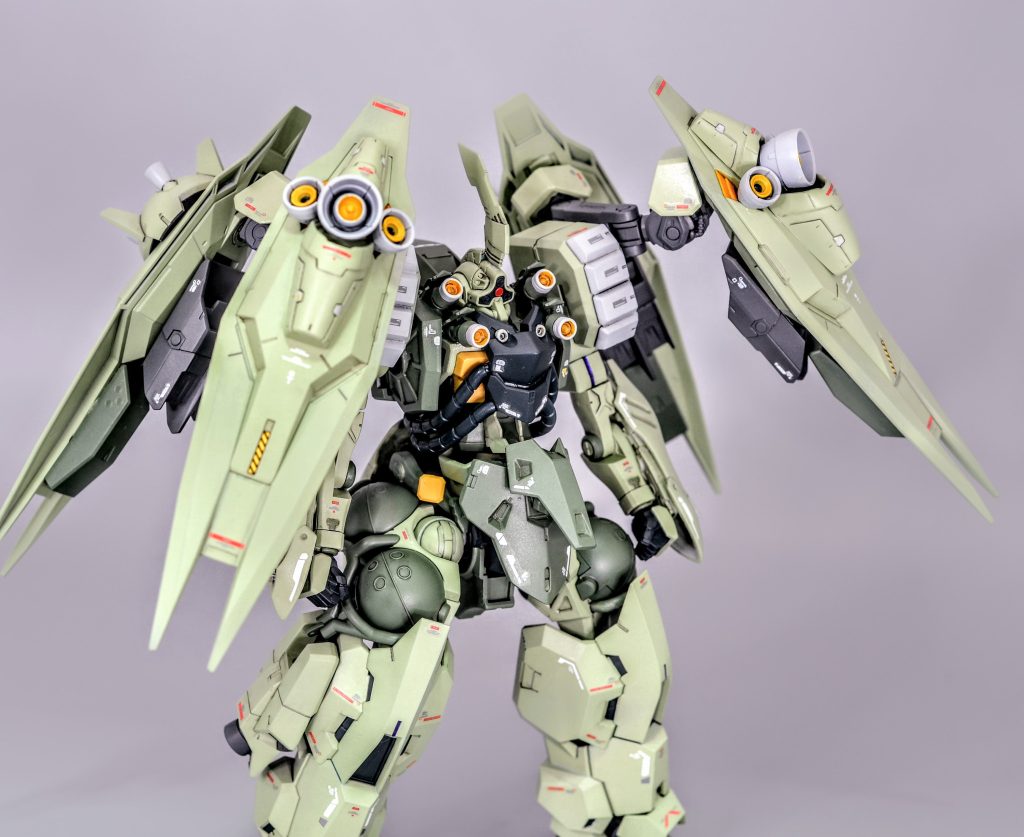 胸部には拡散メガ粒子砲とビームバルカンを装備