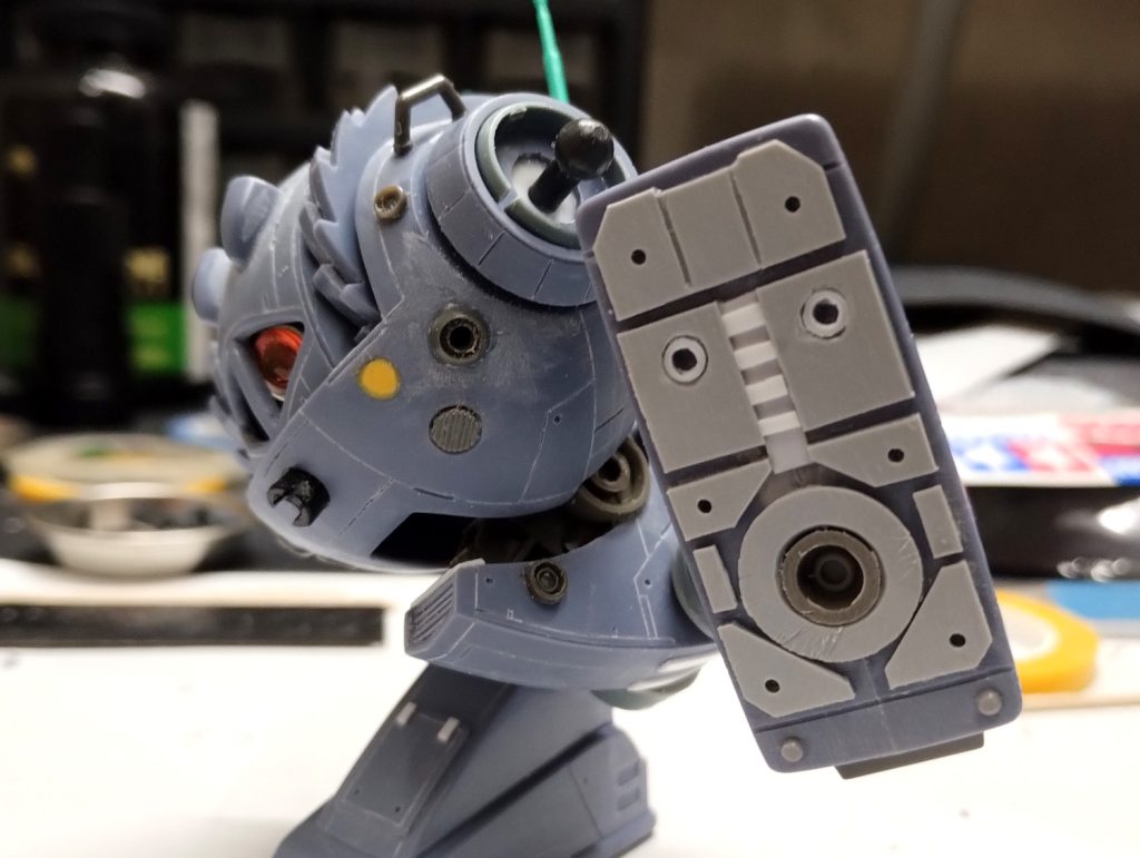 つるつるだった足裏はプラバンなどでディテールを追加。