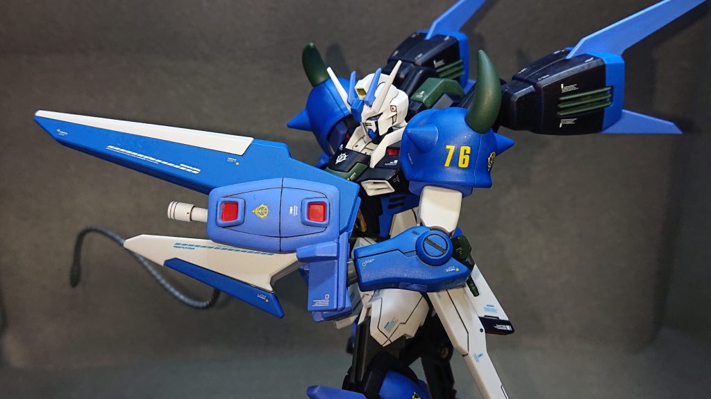 メイン武装は左腕に装備された“大型シザークロー”になります💡この武装はHGイージスガンダムのバックパックら辺のパーツをシザークローっぽく見えるようにして表現してみましたwシザーらしく相手を挟み捻じり切ることも出来ますし、打突攻撃の様に突き刺す攻撃も可能となっています!珍しい武装でデザインも厳ついので、きっと相手の虚を突いた戦闘が出来ると考えています✨物理攻撃以外にも内部に仕込んだビームサーベルで斬り合うことも可能となっています!打突攻撃後の止めとしても使えますねw