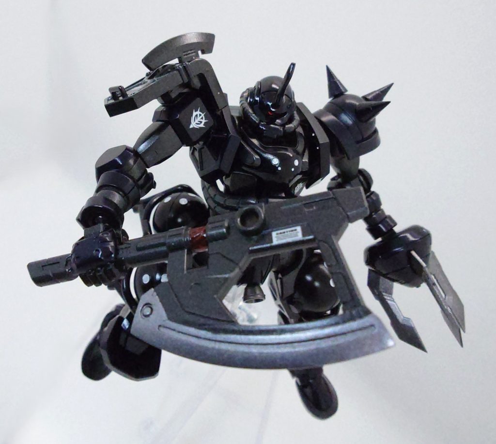 右ショルダーのパトランプも削除して小型のヒートホークを設置しています。大型の斧はジャンクから見つけて刃部をカンナがけで鋭利にしてあります。