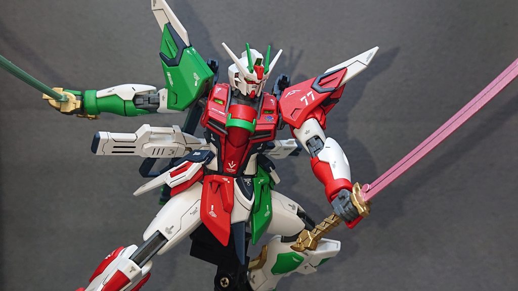 メイン武装である“日本刀”は、ビルダーズパーツのMSランチャー01に収録されているモノを使用しています💡      デザインはとても良いのですがパーツ分割が少なくスプレー缶塗装派の自分にはそれなりにカロリーの高い塗装になりましたw基本的な戦闘方法としては日本刀を使用した近接戦を想定していますしかし、それだけでは少し面白味に欠けると感じたのでファンタジーっぽくなるのですが刀その物に属性を付与してみることにしました💡右の刀には“風属性”を付与すると言うことで刀身をパールグリーンで塗装してみました!風属性らしく斬撃を飛ばすことで中距離での撃ち合いにも対応することが出来ます✨それと仮組投稿の際によくコメントをくださる“Yosukeさん”から“刀を回転させてバリアを張る案”を頂きましたので、その案も組み込んでいきたいと思います💡この回転案があれば“風のバリア”もいける気がしますし“小規模な竜巻”を発生させるなんかの荒業も許されるんじゃないかなって考えていますw▼左の刀には“火属性”を付与するために刀身をパールライトレッドで塗装してみました💡この刀は飛距離は短いですが広範囲に炎をばら撒く範囲攻撃を得意としています!こちらにも回転案を採用し、刀を回転させることにより刀身の温度が高温となりどんなものでも切り裂く灼熱必殺の一撃を打ち込める、そんな設定を考えています✨