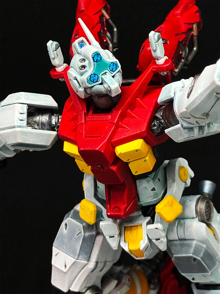 今回も、シタデルカラーのコントラストをメインで使用。写真ではわかりにくいかもしれないが、赤、黄、灰の濃淡はやはりお気に入りだ。白装甲部分は、コントラストを使い大失敗をしでかす。涙がでそうになったが、レイヤーのホワイトスカーでドライブラシをつかって修正。質感もでて、結果オーライ。