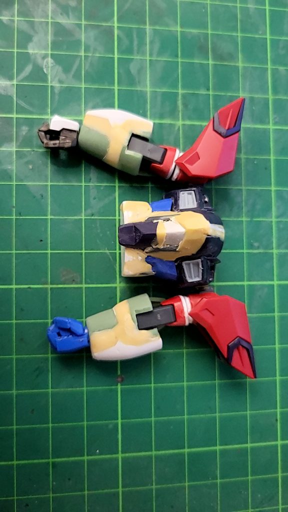 胸部と腕にイモジャのパーツを取り付けパテで隙間を埋めました