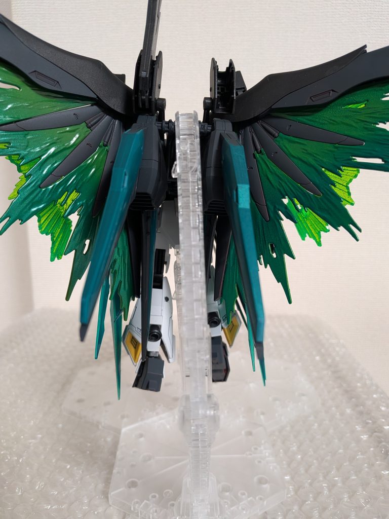 後ろにはドラグーンも4機乗ってますエネルギー切れの時のバスターソードも持たせてます重すぎて後ろにスタンド追加してますw