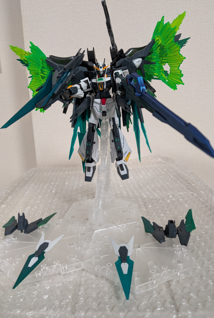 ハイマットフルバースト遠隔系を乗せるスタンドが無かったので下に置いてますw·シュベルトゲベール·アグニ·バックパックライフル（スカイメビウス）·レールガン×2（スカイのビームライフルに変更）·ライフル·トライバード×2·シグルブレイド×2·ドラグーン×4かなりの超火力、広範囲の射撃ができます！