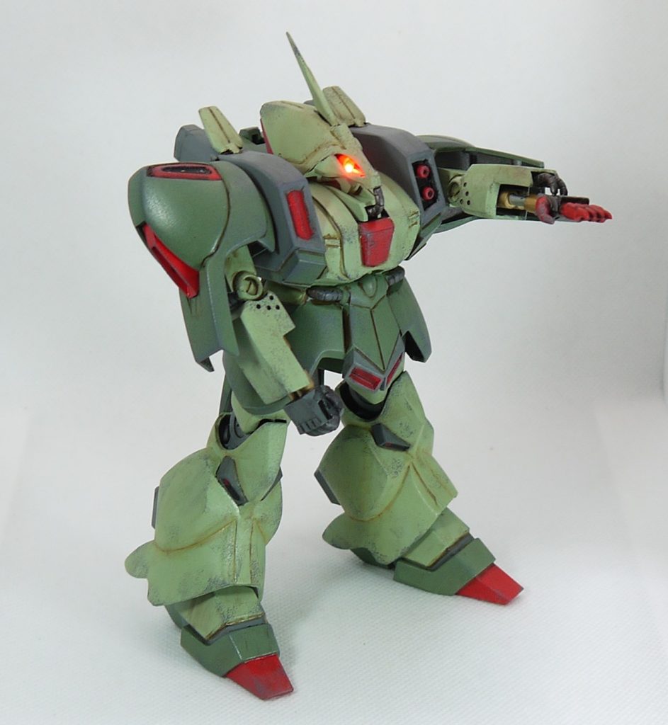 股関節はある程度角度が付いていましたが、もっと大きく開けるように軸を切り落とし、アルミ線を遊びがある状態で繋いでいます。