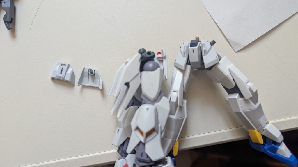 先ずは、マークIIの股関節を丸々AGE3に移植します。この時、余ったランナー（３ミリ？）を使ってマークIIのサイドスカートとAGE3のポリキャップに刺さるように切ってポリキャップとサイドスカートにぶっ刺します（×2）