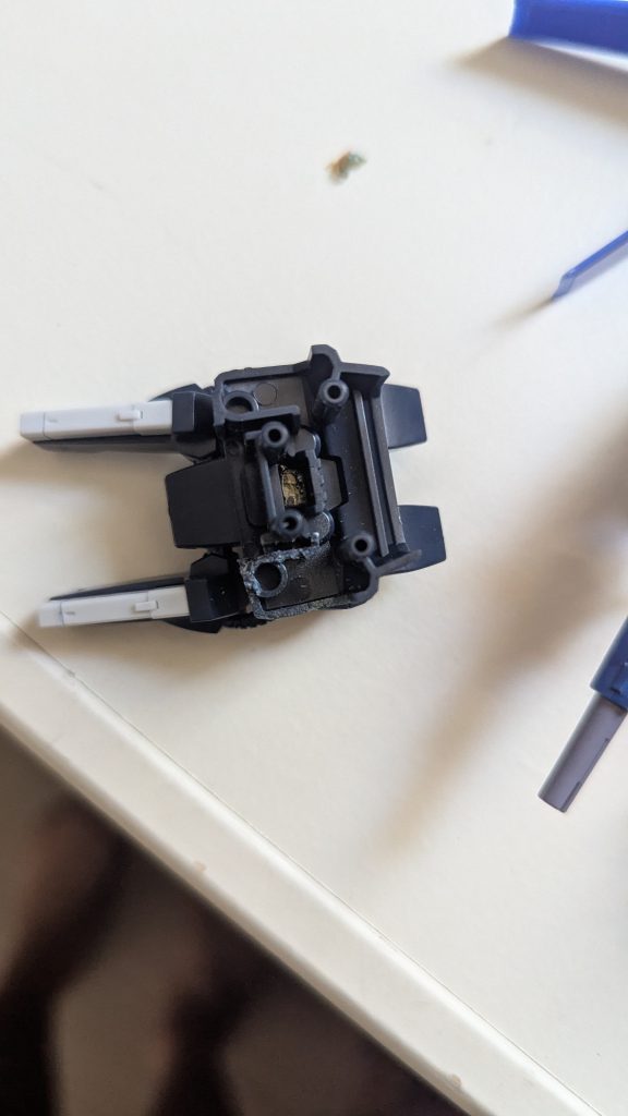 そしたら、頭文字Dを見ながら右のポリキャップ（Gセプター側の）が噛み合うようにニッパーでぶった切ります。（そしたら普通につく）