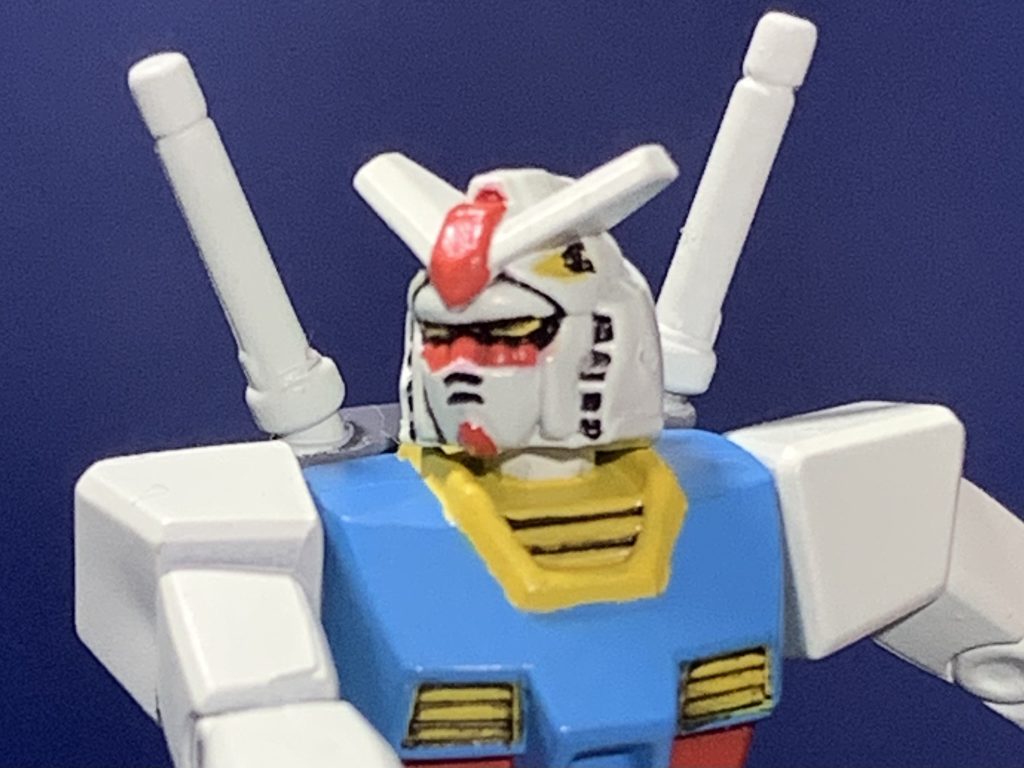 頭部アップガンダムは3種類ラインナップされていますが、どれも微妙に顔の造型が異なります。小さすぎるので、誤差の範疇かもしれませんが。