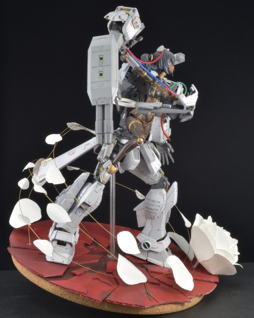 ちなみに周囲の花は画用紙。台座は以前作ったものを再利用したダンボールとコルクの鍋敷き。金がねぇんでござんす。