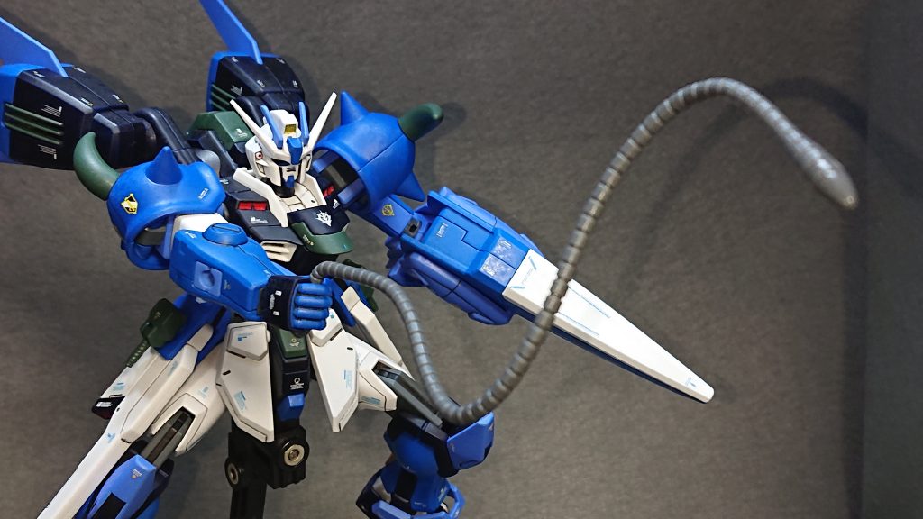 右腕には、グフの“ヒートロッド”を採用しています💡折角グフの腕部を取り入れているのでこの武装は外せませんよねw左の大型シザークローは直線的な攻撃がメインとなるので、そのサポート役としてトリッキーな攻撃が出来るヒートロッドはうってつけだと考えています!変幻自在な動きで相手をかく乱しつつ、スキが出来たらシザークローを叩き込むそんな戦闘スタイルですね✨なかなか悪くない実践的なモノになったと満足していますw