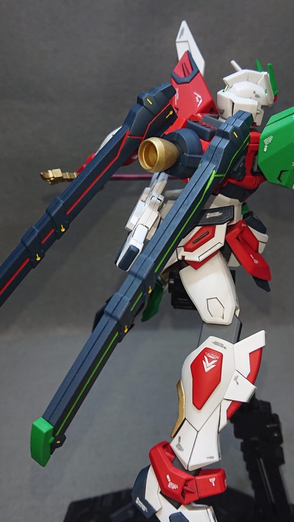バックパックには、ガンダムフェニーチェリナーシタのモノを採用しています制作当初としては接続方法が2軸のタイプで、最低限日本刀がマウント出来ればよいと考えていたのでかなりシンプルなモノとなっています!ですが、自分の作品によくコメントをくださる“GunplaGuyさん”から“高速で斬り込み突進する為のブースター追加案”を頂きましたので急遽バックパックに30MMのブースターを増設してみました💡急増品だったのでパーツの噛み合わせが悪く見栄えがイマイチになってしまったので、目隠し的な意味も込めてバックパック上面に排熱用のダクトっぽいモノを付けてみましたwこのブースター追加案は自分でもかなり気に入っており、必殺技なんかを考えちゃいますね💡必殺技としては最初に風の刀で相手の動きを封じ、バックパックの推進力で真っ直ぐ突っ込みますそして勢いそのままに火の刀で相手を一刀両断する、シンプルかつ大胆な必殺技を考えたりしていますw