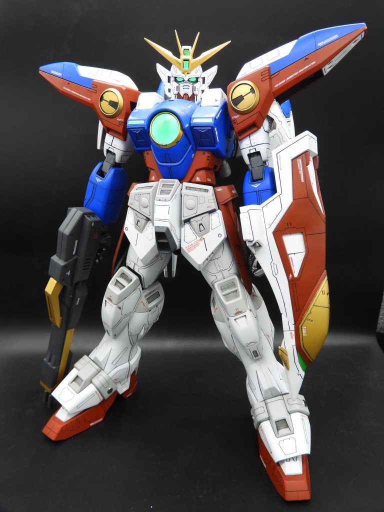 今どき風に塗り分けをしてみたり、グリーン部分は蛍光で塗装して光るようにはしてあります。胸部にLEDが付属しているのですが、壊れてしまったのか光らなくなっていました。