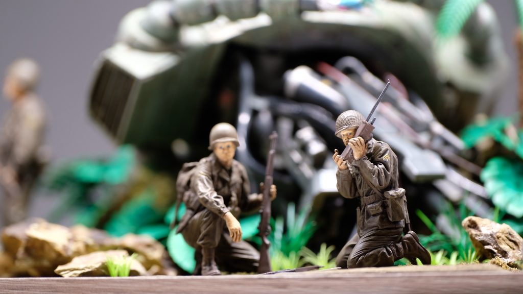 通信中の偵察兵。ザクヘッドはだいたい1/35なのかな?と思い、スケールモデルも1/35を使用。良いバランスになったと思います。
