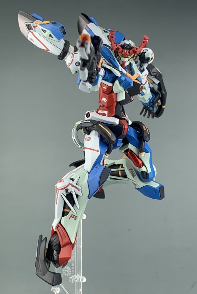 瞳は付属のシールにuvジェルを塗っています。