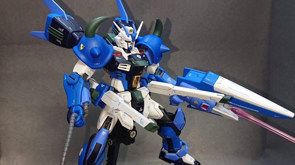 中・長距離の砲撃では、ラヴファントムから貰ってきた“クスィフィアス3レール砲”と“カリドゥス複相ビーム砲”が火を噴くこととなります✨今回のストライクはそもそも片腕がシザークローになっていたりとライフルのような手持ち武装が持たせ難くなっているデザインなので、機体に組み込まれている系の武装は丁度良かったのですwクスィフィアス3レール砲には元々ビームサーベルがマウントされていたのですが、今回のストライクには不要な武装だったので取り外して30MMのパーツを付けておきました💡レールガンなので外付けのエネルギーパックもアリですし、弾丸の入ったカートリッジみたいな設定も面白いかもしれませんねw