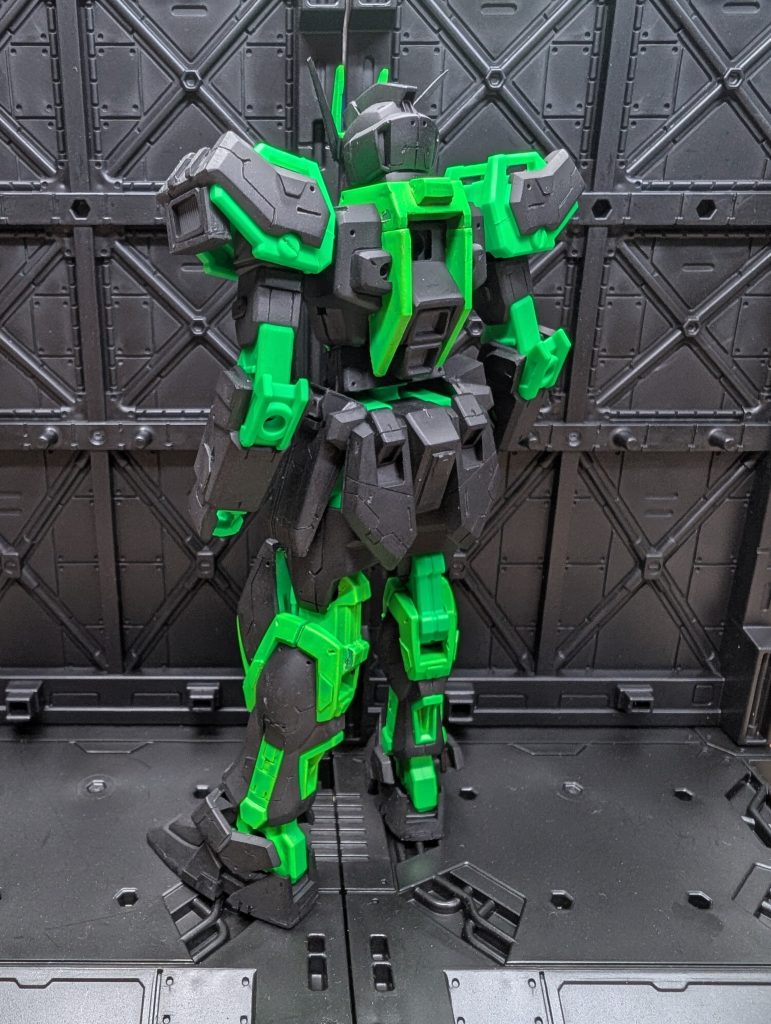 初のエアブラシ塗装ですが、希釈率をYouTubeで勉強しつつ塗装しました。まあグリーンは薄めすぎたのが塗装のりが悪かったです。